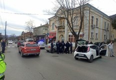 Полицаят е разбил с ръка стъклото за да извадят мъжа