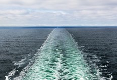 Плавателният съд плава към пристанището Мар Дел Плата в АржентинаТази