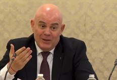 Наши депутати търпят шегичките му с наведени очи като ученичка