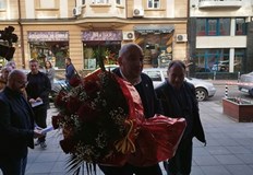 Нов букет рози получи лидерката на БСП Корнелия НиноваСлед като