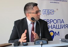 Министърът на регионалното развитие пуска в ход машина за манипулации