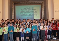Освен парични премии децата получиха официални грамоти от кмета Пенчо