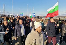 Демонстранти блокираха и главния път Е 79Протестиращи затвориха АМ Струма край