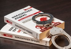 С постановление на наблюдаващ прокурор обвиняемият е задържан за срок