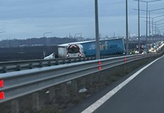 Не се съобщава за пострадали хораТежкотоварен камион се е завъртял