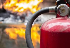 Възрастни мъж и жена са с изгарянияВъзрастни мъж и жена