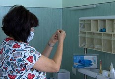 Симптомите са силна отпадналост главоболие температура над 37 5 С болки