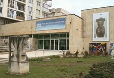 Състоянието на сградата е срамно за РусеОсновите ѝ пропадат а