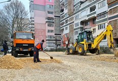 Стартира полагането на нова асфалтова настилка на паркинга до бл