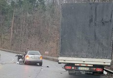 Пътната настилка е заледенаЛек автомобил и камион катастрофираха на Прохода