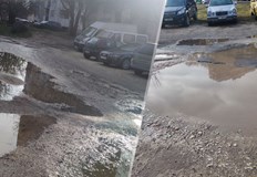 Пред блок 7 в квартал Дружба колите спират върху кална