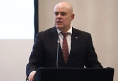 В същото време стана ясно че правосъдният министър Крум Зарков