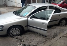 Жена затъна с колата си в кални разкопки на ТоплофикацияШофьорка