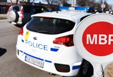 Трафикът се регулира от екип на Пътна полиция По път I 5