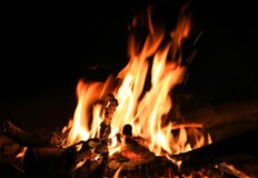 Бездомникът решил да си изпече пържоли дори си взел и