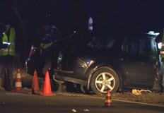 Двата автомобила се блъскат челно при което излитат от пътяДвама