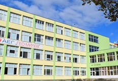 По първоначална информация момичето е паднало на земята и се