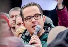 Възраждане събира подписи за провеждане на референдум за запазване на