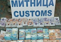 Близо 860 000 лева установиха митнически служители при проверка на