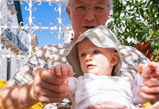 Бабата или дядото на които е прехвърлен отпускът имат право