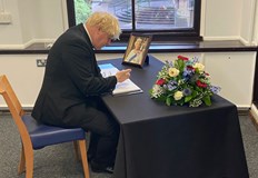 Експремиерът на Великобритания вече е подписал договор с издателската къща