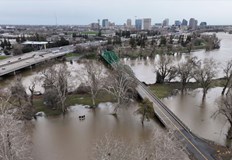 Бурите причиниха смъртта на поне 17 души от началото на