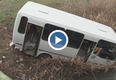 Една жена е била откарана за преглед в болницаПътническиавтобус падна