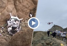 Автомобилът Tesla е напълно смазан пътниците са оцелелиДвама възрастни и