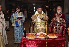 На владиката съслужиха архиерейският наместник отец Георги и разградски свещенициПразнична