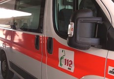 Възрастни хора карат спешните медици да сменят крушки и батерии