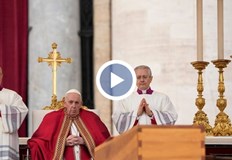 Церемонията се провежда на площад Свети Петър Погребаха почетния папа Бенедикт