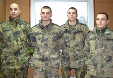 Момчетата забелязали забравената раница между автомобилите на паркинг във Велико