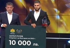 Русенецът прие наградата си от Иван ИвановАнгел Русев взе награда