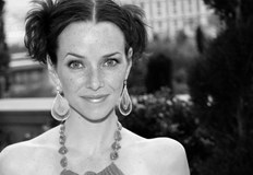 Ани Уършинг е най известна с ролята на специален агент на