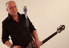 Йордан Караджов днес навършва 71 годиниФронтменът на рок група Сигнал