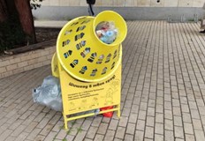 Съдът за бутилки постоянно е препълнен и няма кой да