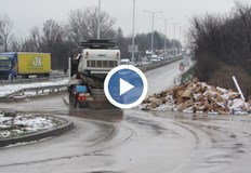 Част от разпиления товар на тира все още стои край