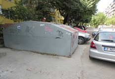 Асфалтирането на малките улички и паркинги не бе правено от