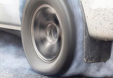 Жената е повлечена от задницата на превозното средство докато слизалаПри