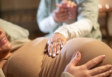 Причината е че Русенският университет обучава студенти в специалност Акушерка Работещите