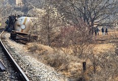 Изпратени са два 50 тонни крана с вагон с материали инструменти