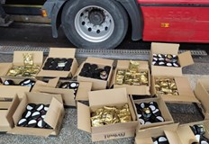 Шофьорът заявил че превозва празни буркани8000 капачки брандирани с логото