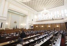Народните представители дълго буксуваха по дневния ред и първо се