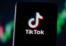 Момиче от Варна което гледало видеото подава сигнал на телефон