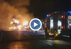 Огнеборци се борят с огнената стихияДва камиона с бали слама