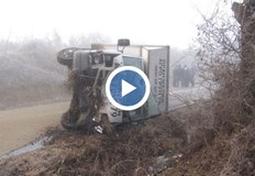 Трима души са пострадали при инцидентаКамион се обърна на пътя