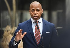 Ерик Адамс призова федералното правителство да засили координацията за справяне