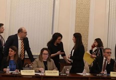 Представители на компанията долетяха от Канада за изслушване в парламента