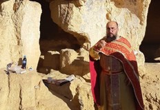 Желаещите да присъстват на литургията се събират на паркинга под