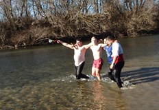 Смелчаци скачаха за кръста в Новград Ценово и Долна студена